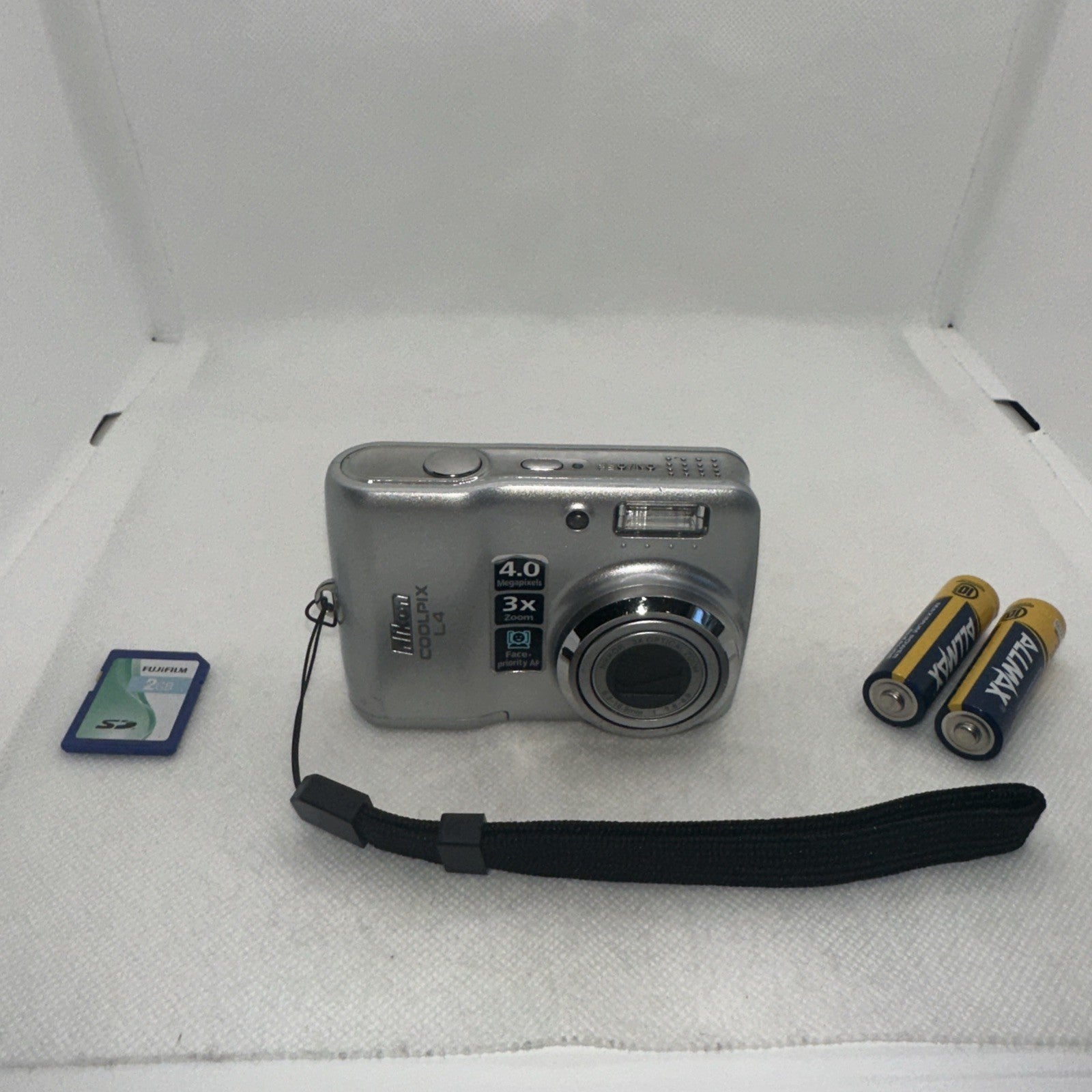 Retro Nikon Coolpix L4 4MP Digital Camera Tested Plus Charger Battery 2GB SD0