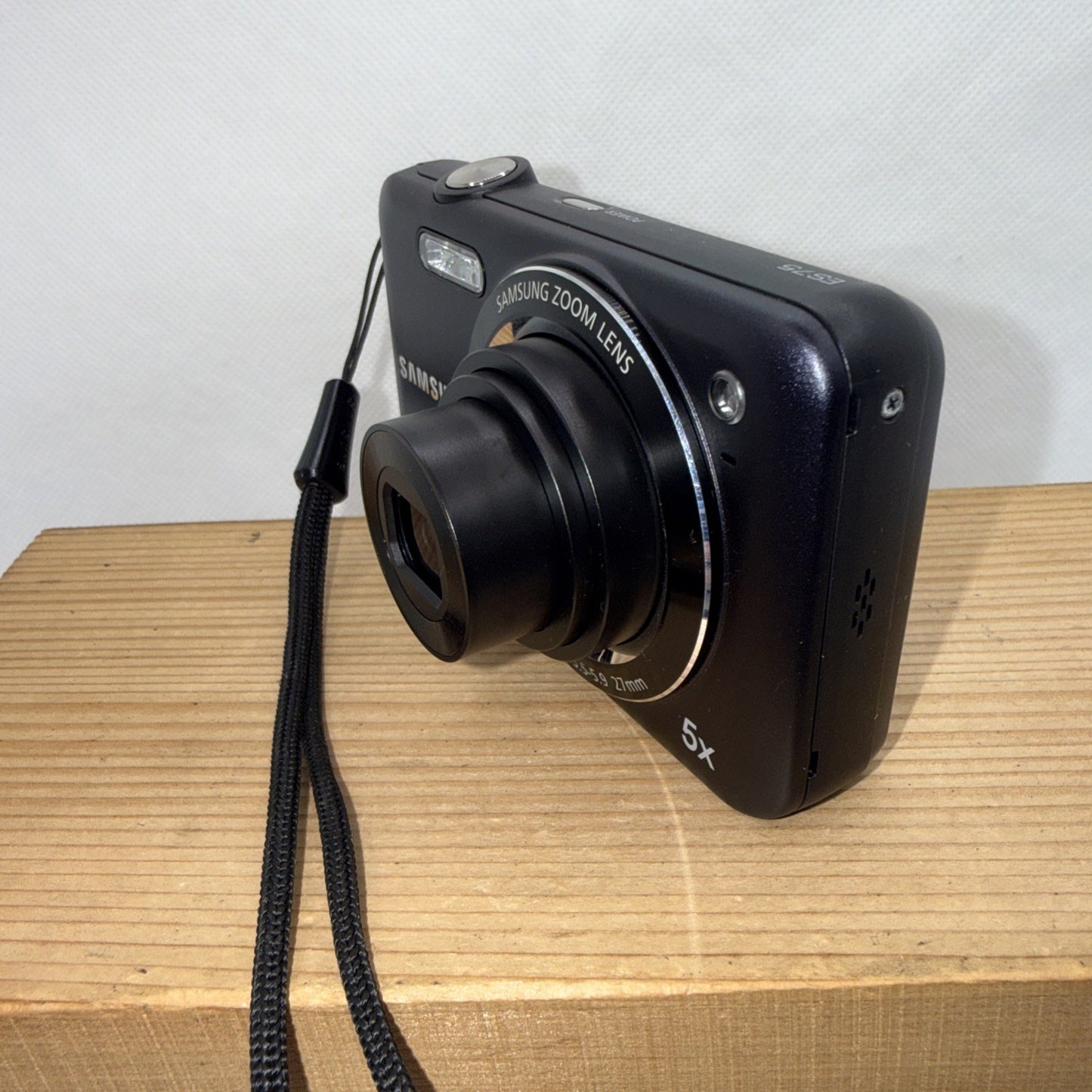Samsung ES75 14.2MP Digital Camera Working *Minor Screen Damage* + Accessories