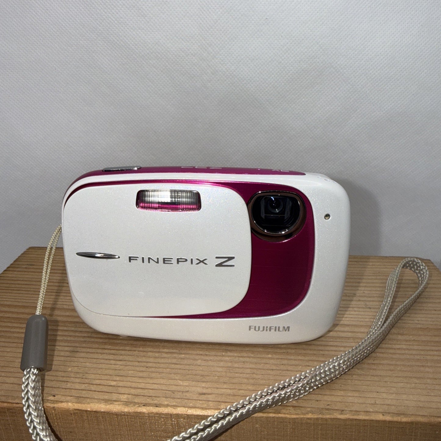 Fujifilm Digital Camera FinePix Z37 10MP Tested + Charger Battery 4GB SD Card