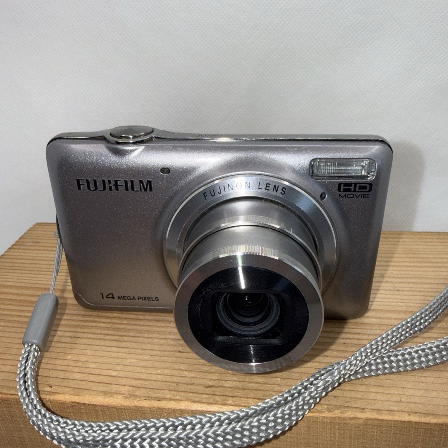 Fujifilm JX370 Digital Camera 14MP Tested Working + Charger Battery 4GB SD Card