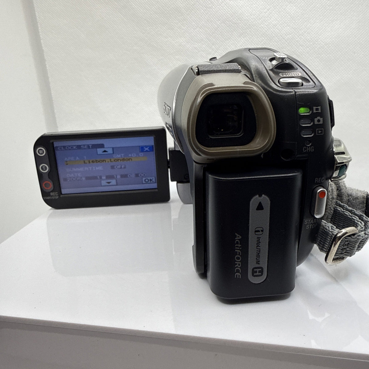 Sony DCR-DVD202E DVD Handycam Tested Working + Battery Charger Video Cable