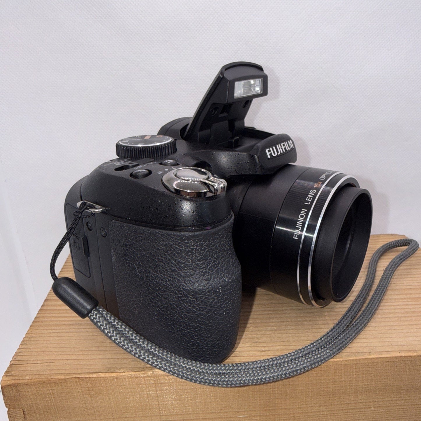 Fujifilm FinePix S1600 12.2MP 3" LCD Digital Bridge Camera Tested + 4GB SD Card