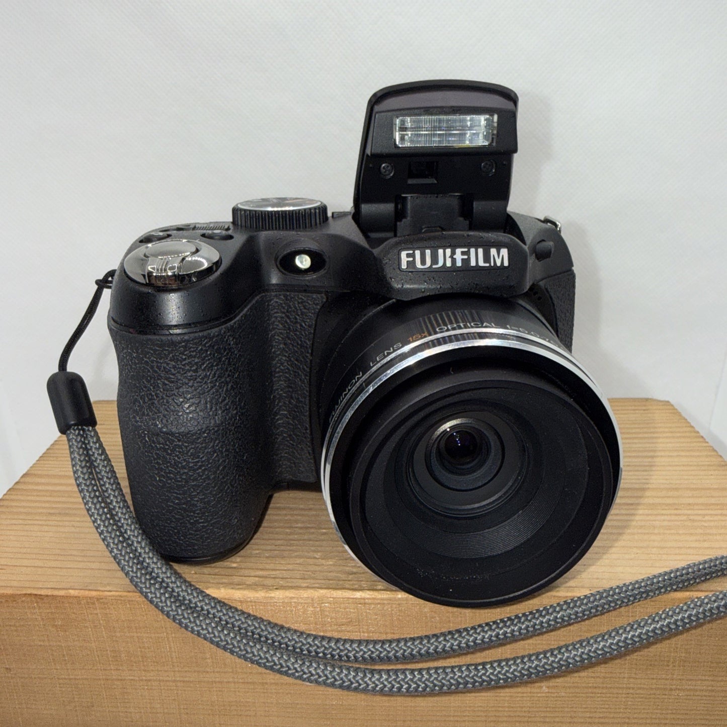 Fujifilm FinePix S1600 12.2MP 3" LCD Digital Bridge Camera Tested + 4GB SD Card