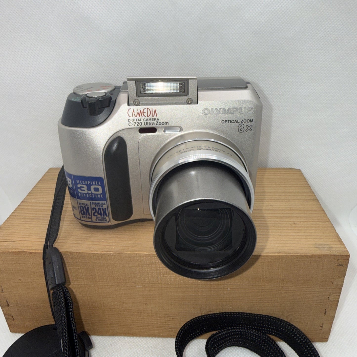 Olympus Digital Camera C-720 Ultra Zoom 3.0MP Tested Plus Memory Card Retro