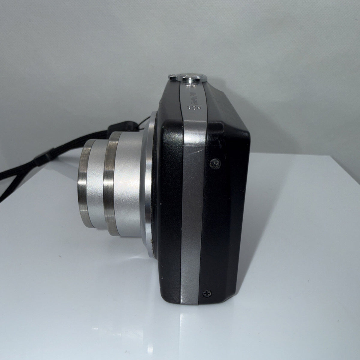 Fujifilm FinePix F480 Digital Camera 8.2MP Tested + Charger Battery Memory