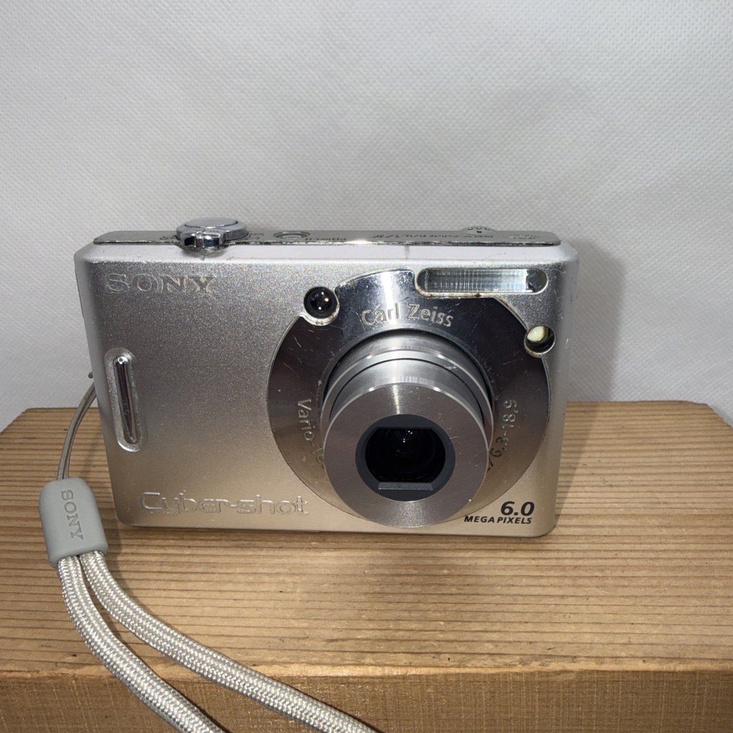 Sony Cyber-shot DSC-W30 6MP Digital Camera Tested + Charger Memory Card & Case