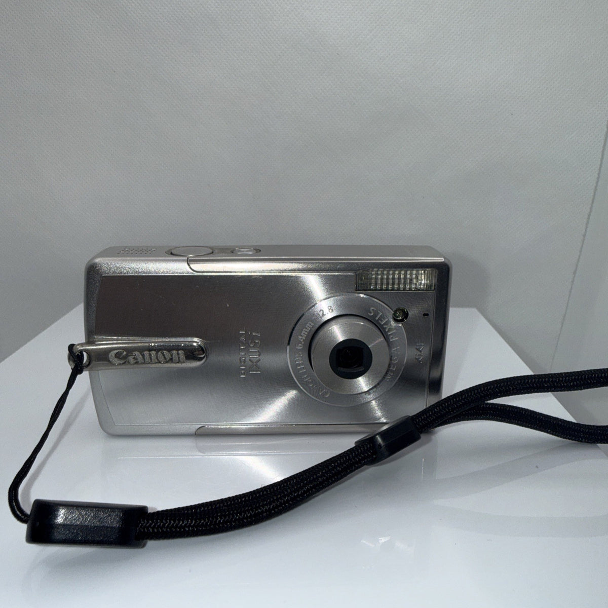 Digital Camera Canon IXUS i 4MP Compact Tested + Charger Battery SD Card & Case