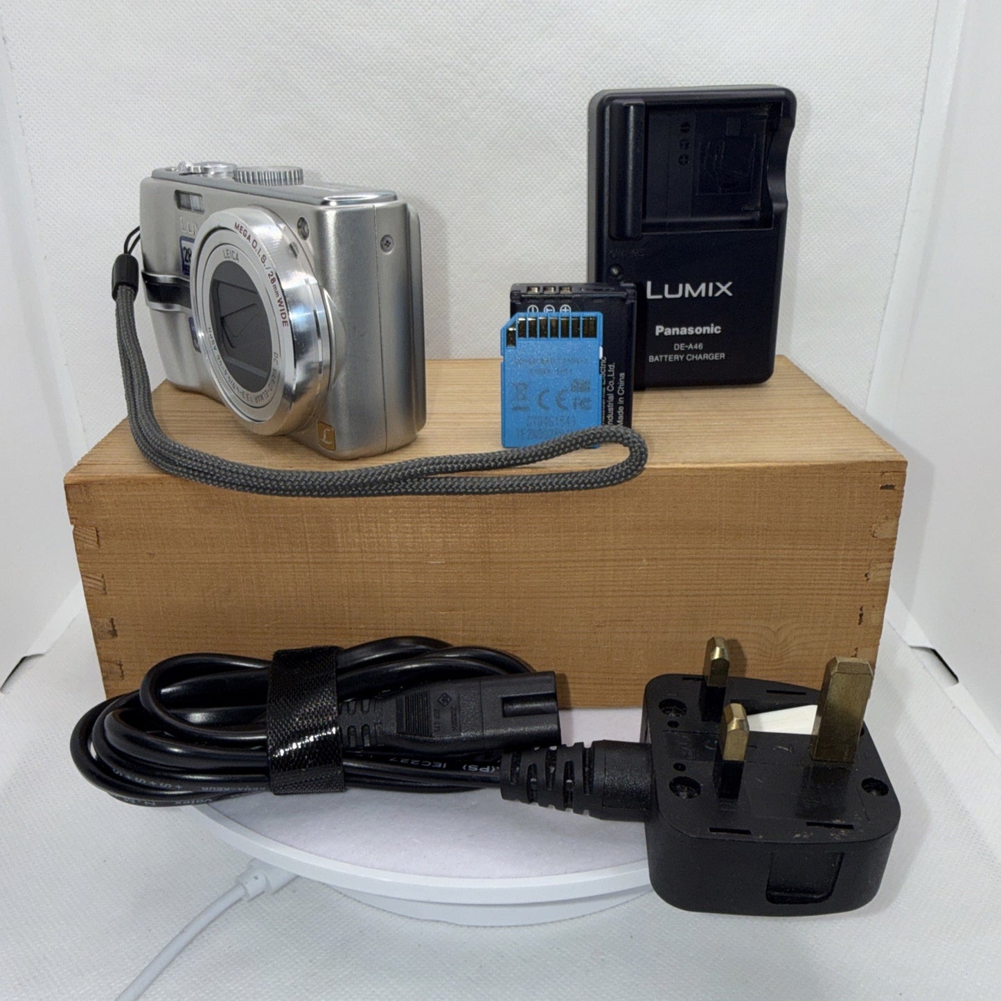 Panasonic LUMIX DMC-TZ3 7.2MP Digital Camera Tested + Charger Battery 4GB SD