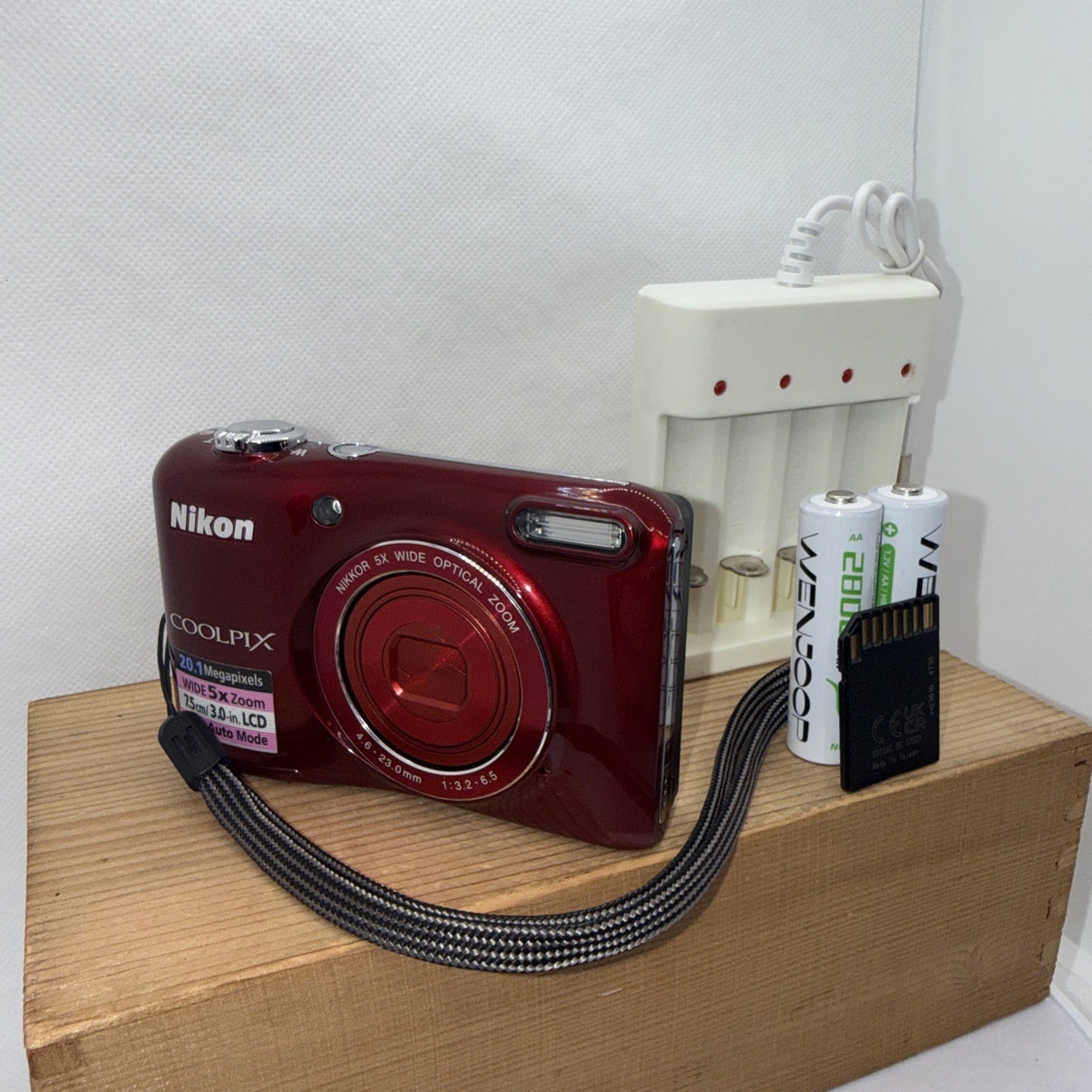 Nikon L28 Digital Camera 20.1MP Tested *Minor issue* + Charger Batteries 4GB SD