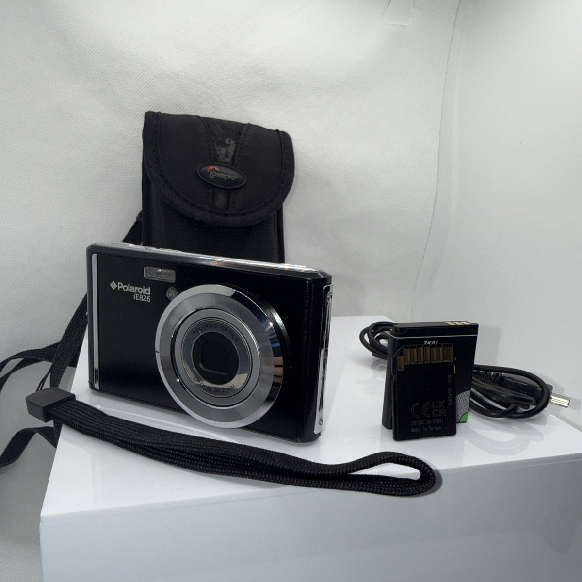 Polaroid Digital Camera iE826 18.1MP Tested + Charger Battery Case 4GB SD