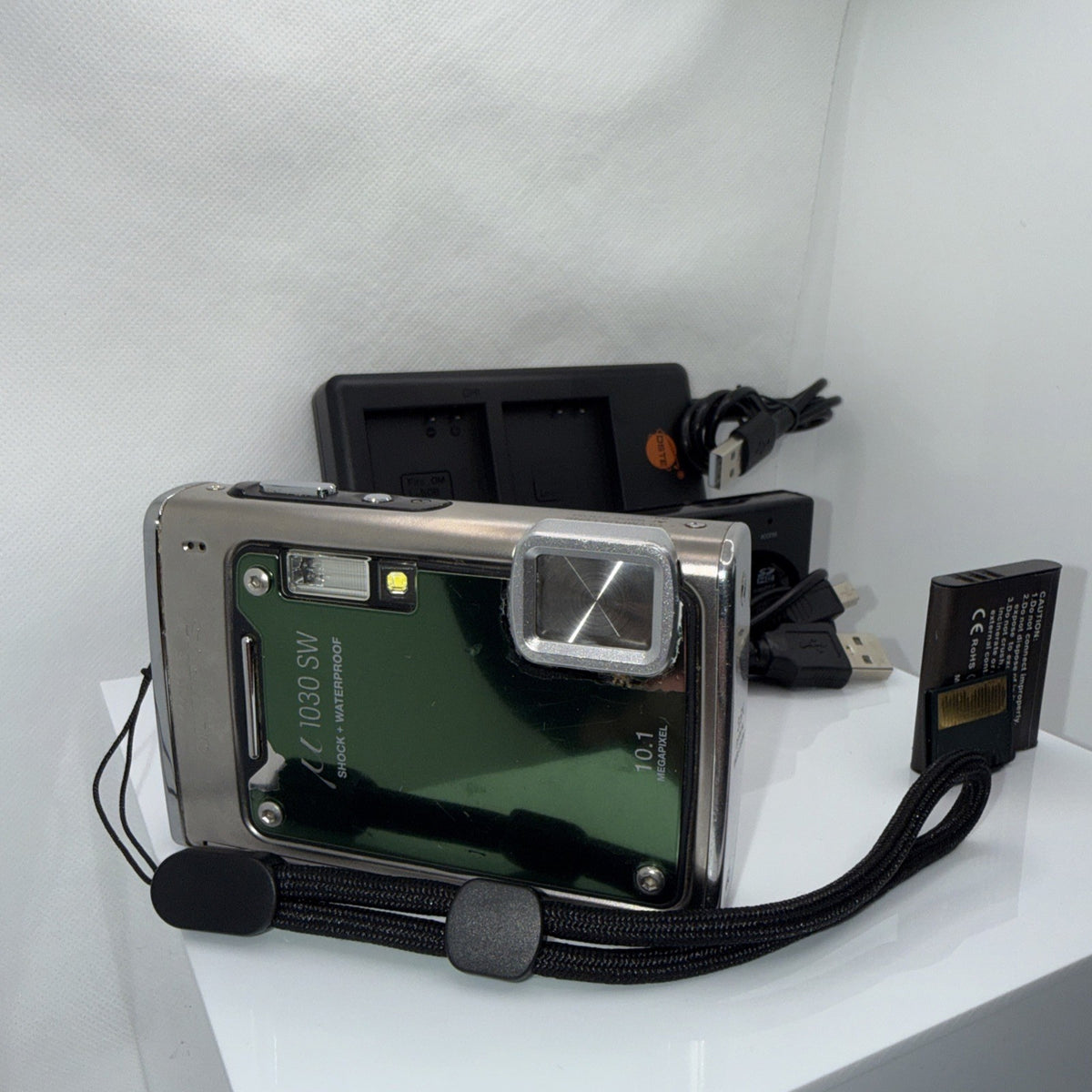 Olympus U 1030 SW Digital Camera Waterproof Tested + Charger Battery Memory