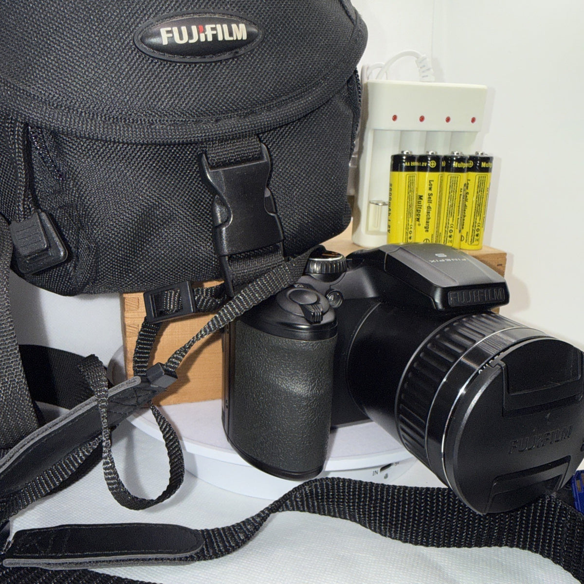 Fujifilm Finepix S4800 16MP Bridge Camera + Batteries Charger Bag 16GB SD VGC