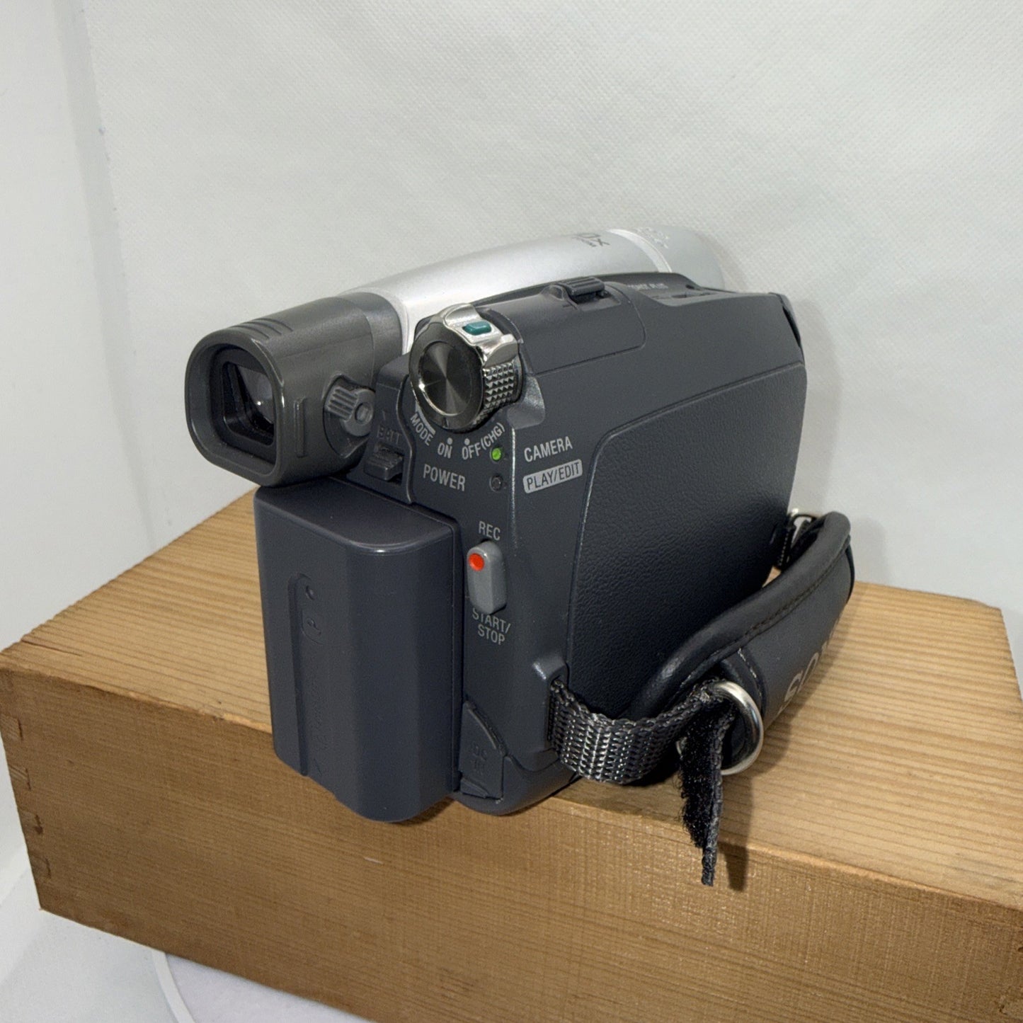 Sony DCR-HC28 NTSC / PAL MiniDV Handycam Camcorder 20x Zoom Video Camera Tested