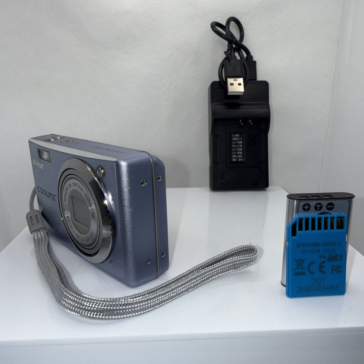 Nikon Coolpix S560 10MP Digital Camera Working *Battery Cover Missing* Bundle