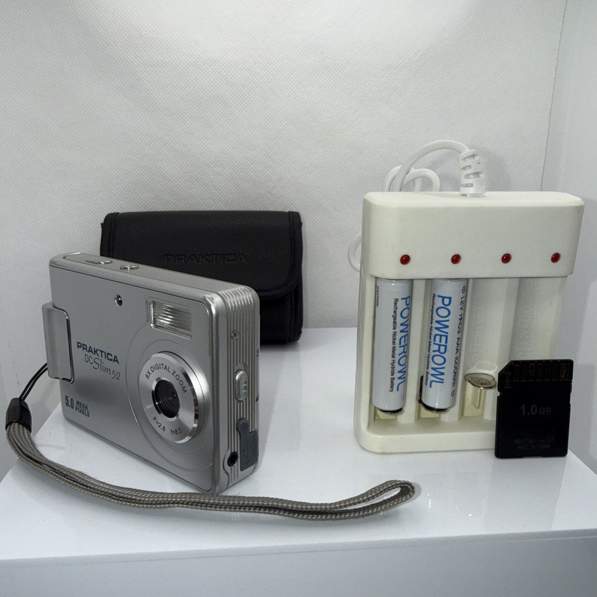 PRAKTICA DC Slim 52 5.lMP Digital Camera Tested + Batteries Charger Case 1GB SD
