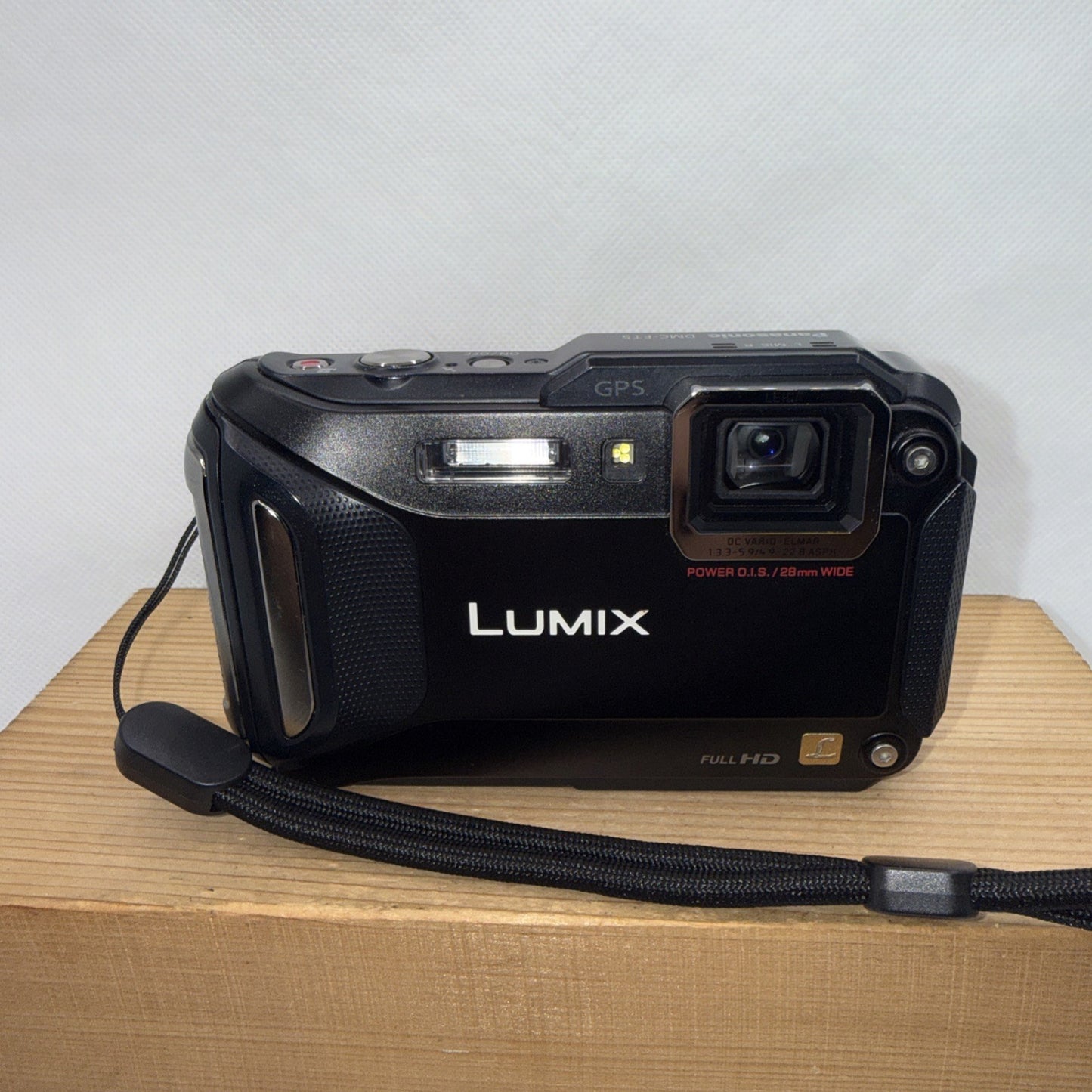 Panasonic LUMIX DMC-FT5 16.1MP Waterproof Digital Camera Tested + Accessories