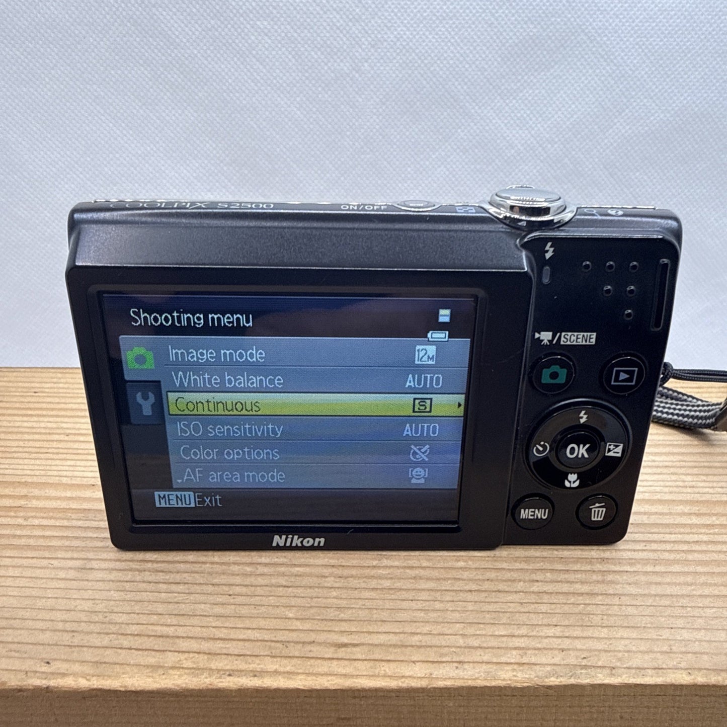 Nikon Coolpix S2500 12MP Gold Digital Camera Boxed Tested + Charger Battery 4GB