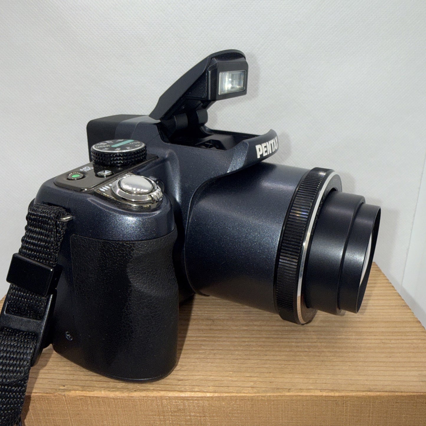 Pentax X90 12MP 26x Zoom Bridge Digital Camera Tested + Charger Battery 4GB SD
