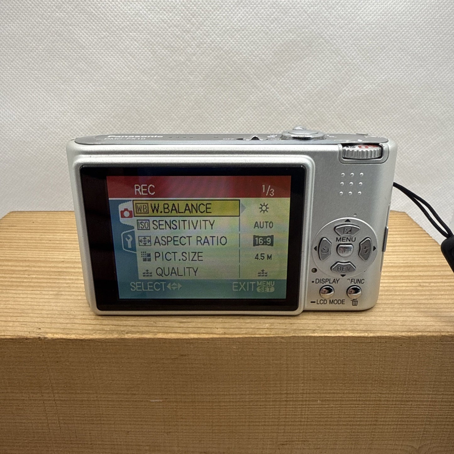 Panasonic Lumix DMC-FX10 6.0MP Digital Camera Tested + Charger Battery 4GB Case