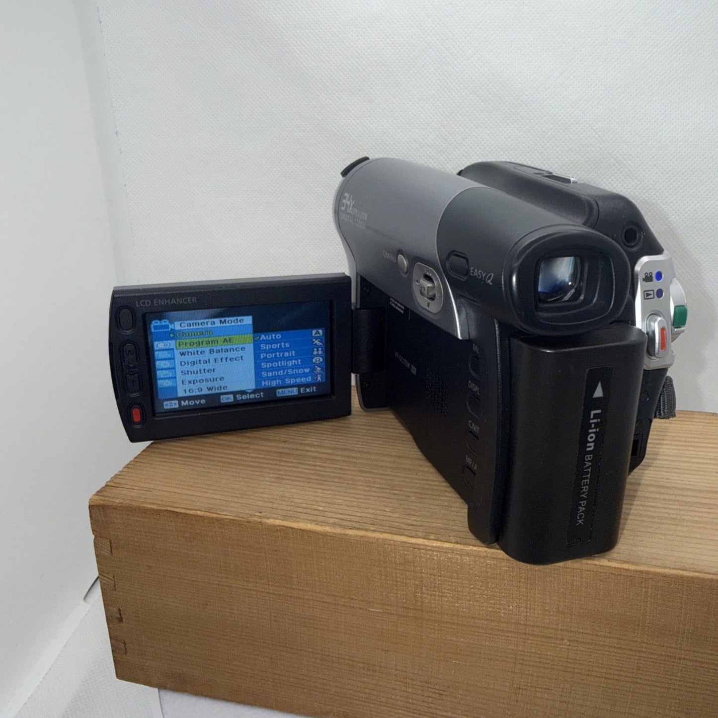 Samsung VP-DC172W Camcorder 34x Zoom Mini 8cm DVD + Battery & Charger