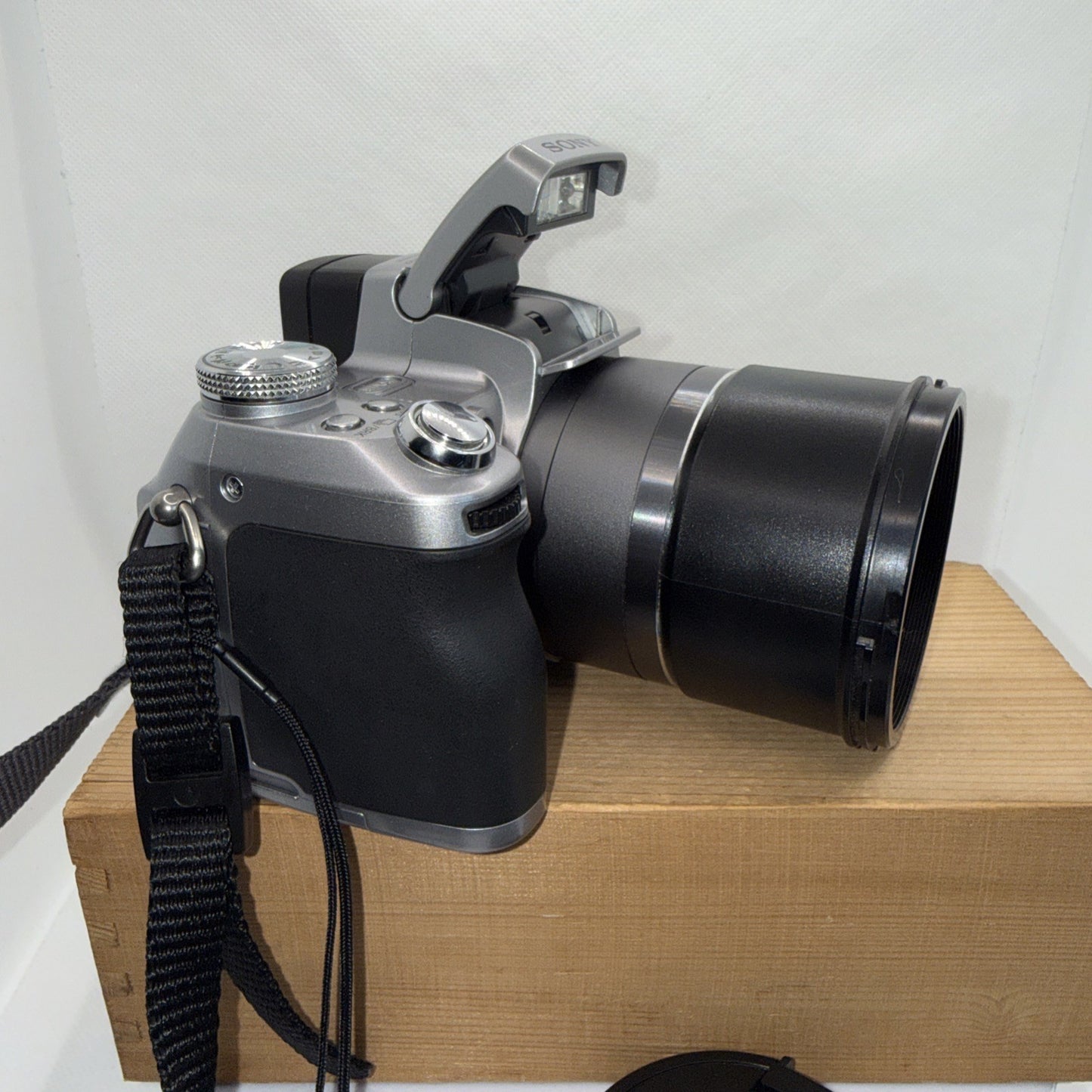 Sony Cyber-shot DSC-H1 5.1MP Digital Bridge Camera Tested Plus Accessories