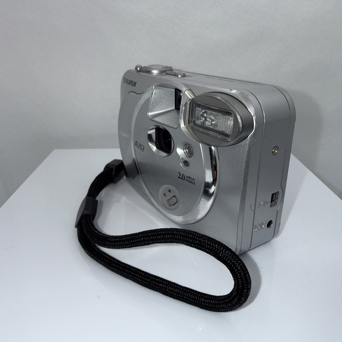 Fujifilm FinePix A202 2MP Digital Camera Tested Y2K + Charger Batteries Memory