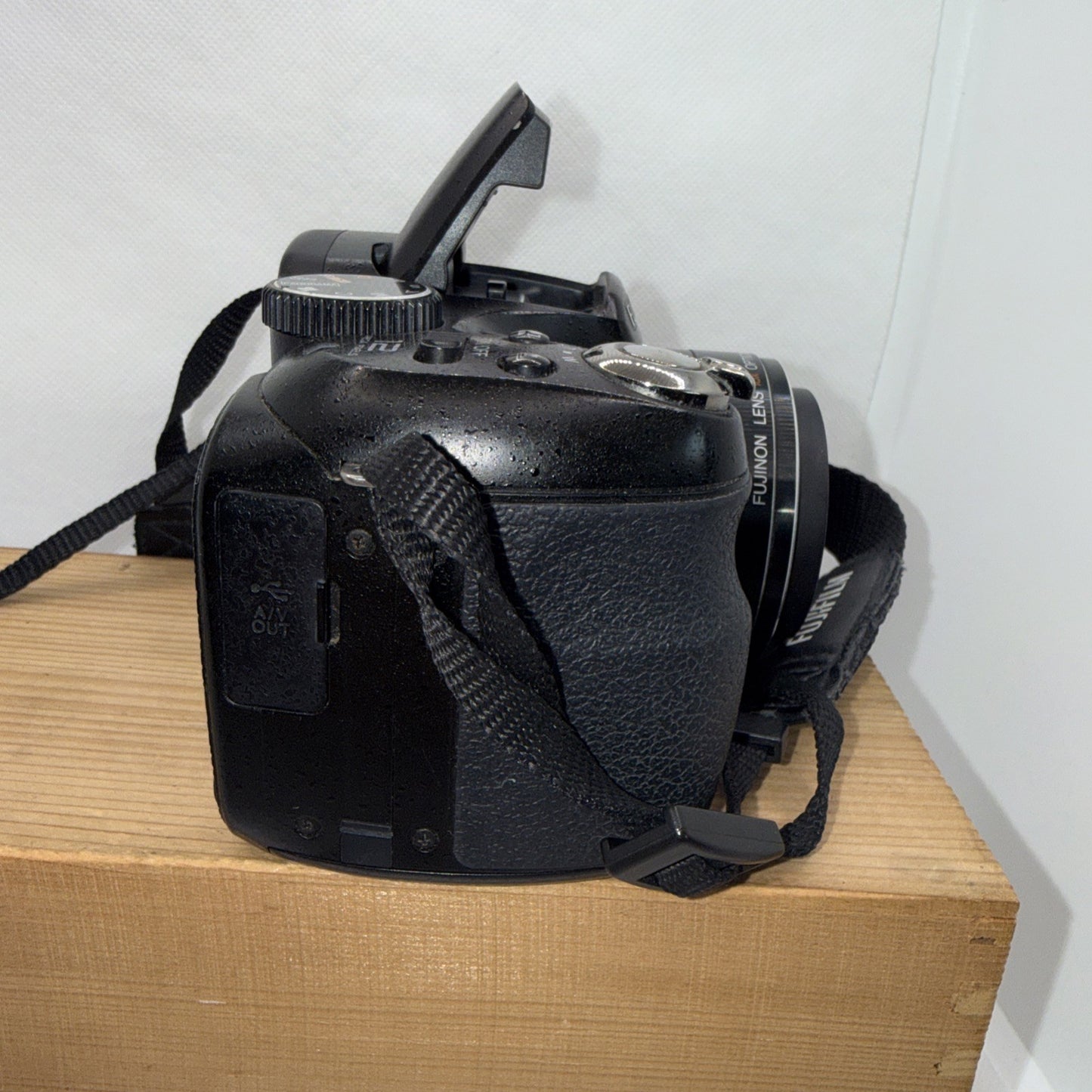 Fujifilm FinePix S1800 Digital Camera 12MP Tested Plus 4GB SD Card & Gifts