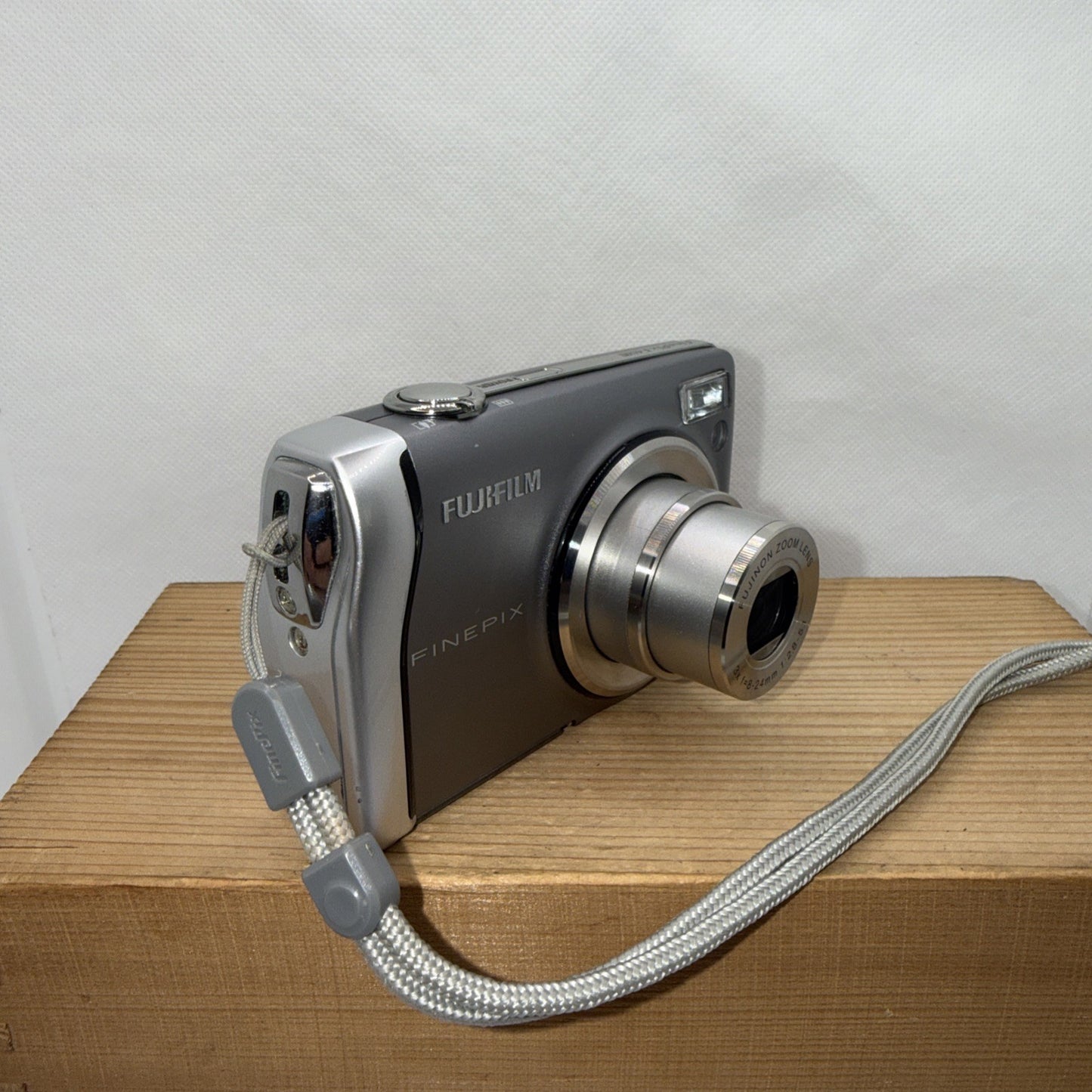 Fujifilm FinePix F40fd 8.3MP Digital Camera Tested *Minor screen issue + Bundle