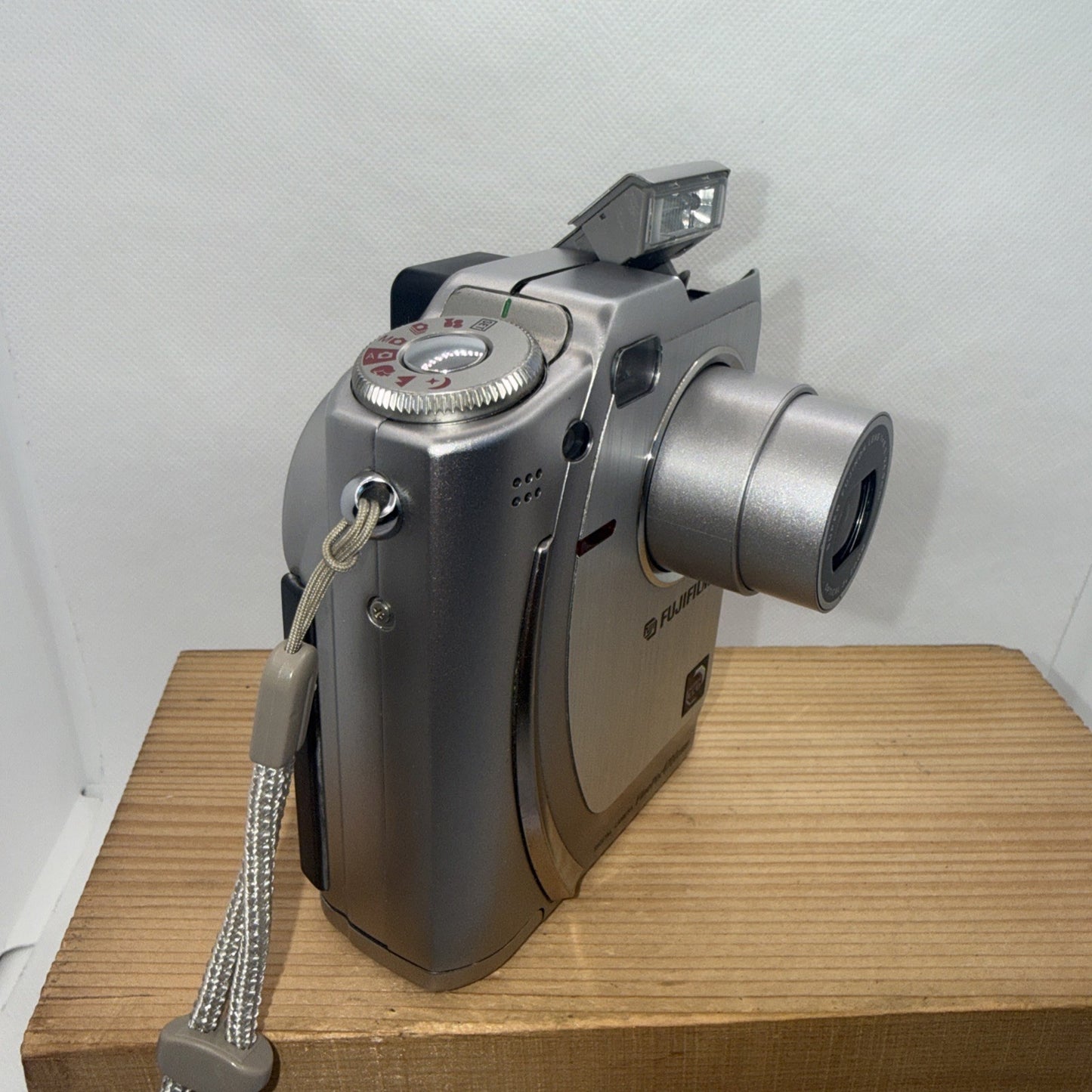 Fujifilm FinePix 4700 Zoom Digital Camera 2.4MP Tested + Accessories Retro