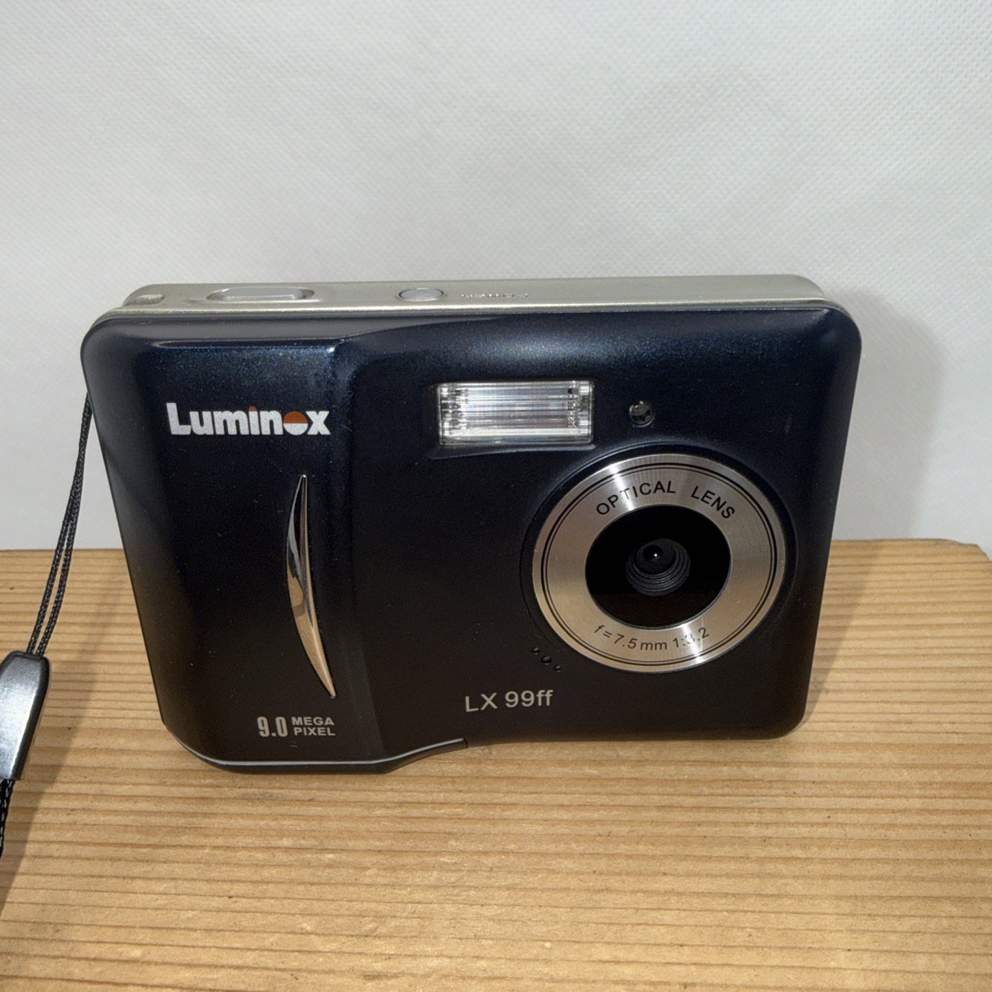 Luminox LX 99FF Digital Camera 9.0MP Tested Working + 4GB SD Card Cheap & Basic