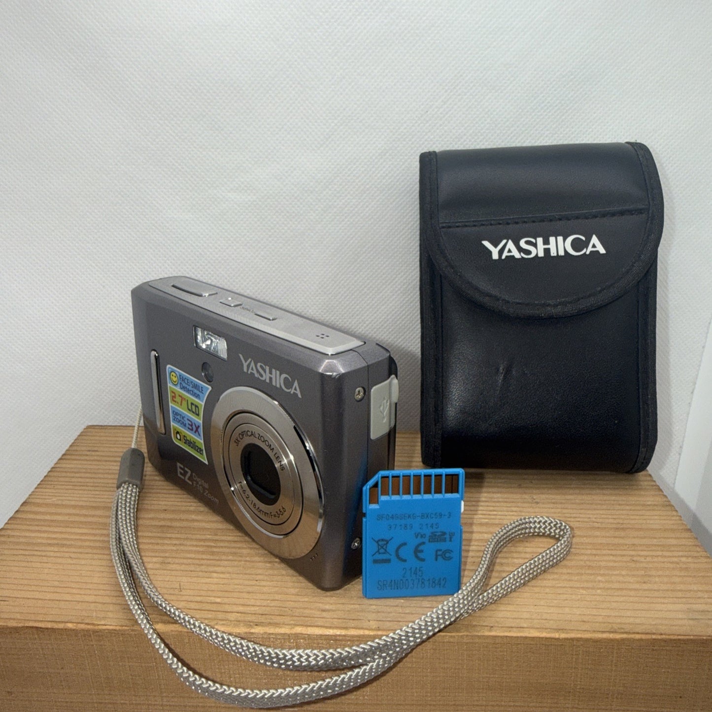Yashica EZ F10 10.1MP Digital Camera Tested Plus 4GB SD Case And 2 x Free Gifts