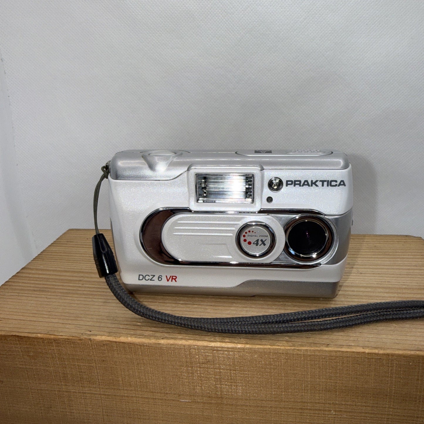 Praktica DCZ 6 VR Digital camera - 6.0MP + 1GB SD Card Takes AA Batteries Y2K
