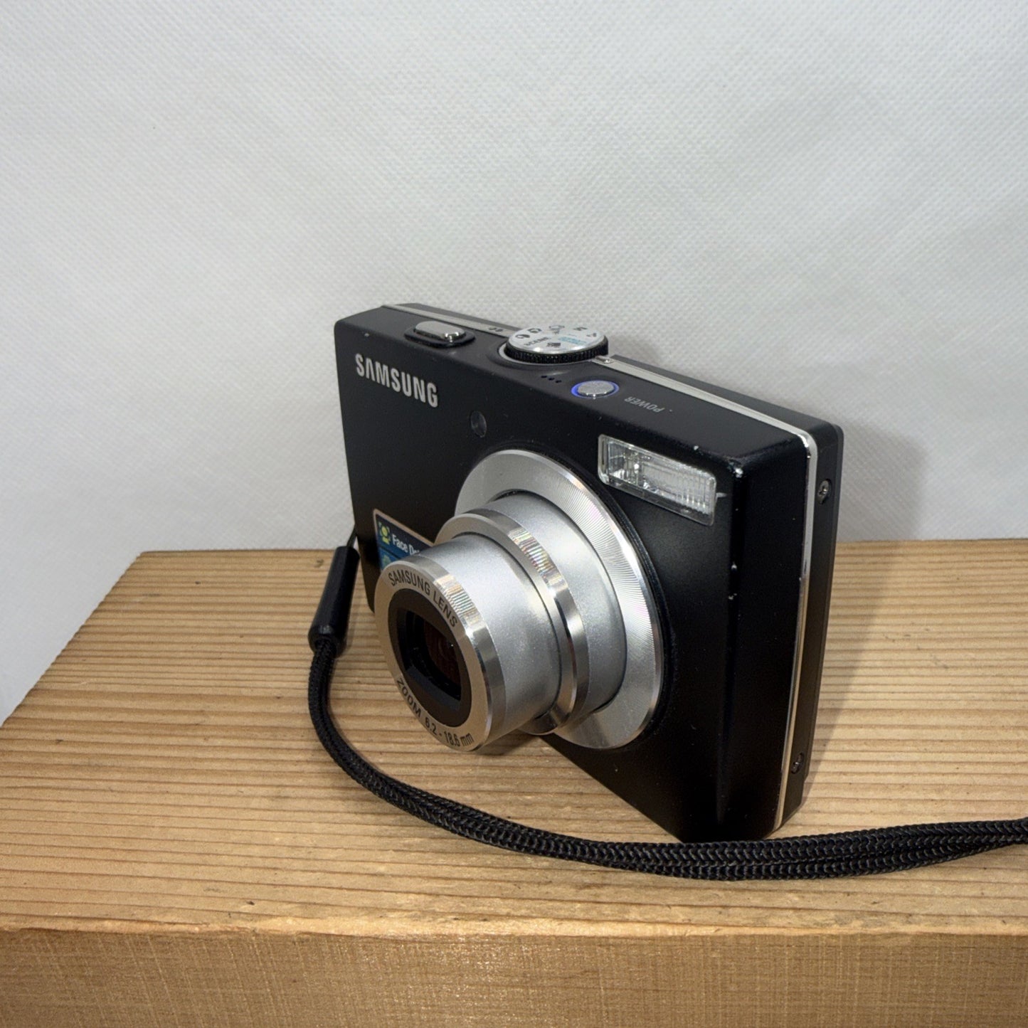 Samsung L100 8.2MP Digital Camera Tested *Minor damage + Charger Battery 4GB