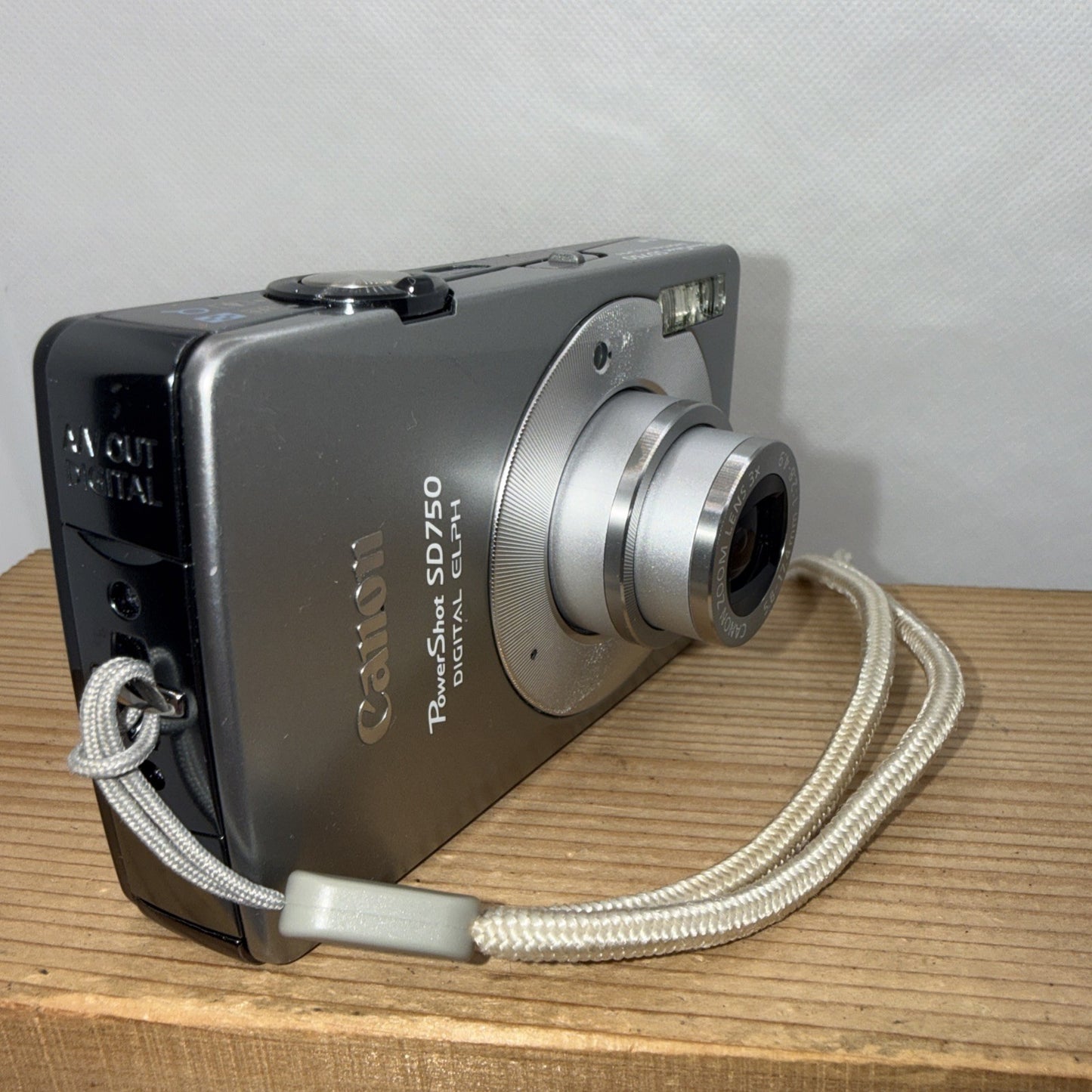 Canon IXUS 75 / SD 750 7.1 MP Digital Camera Tested *Minor screen issue Bundle