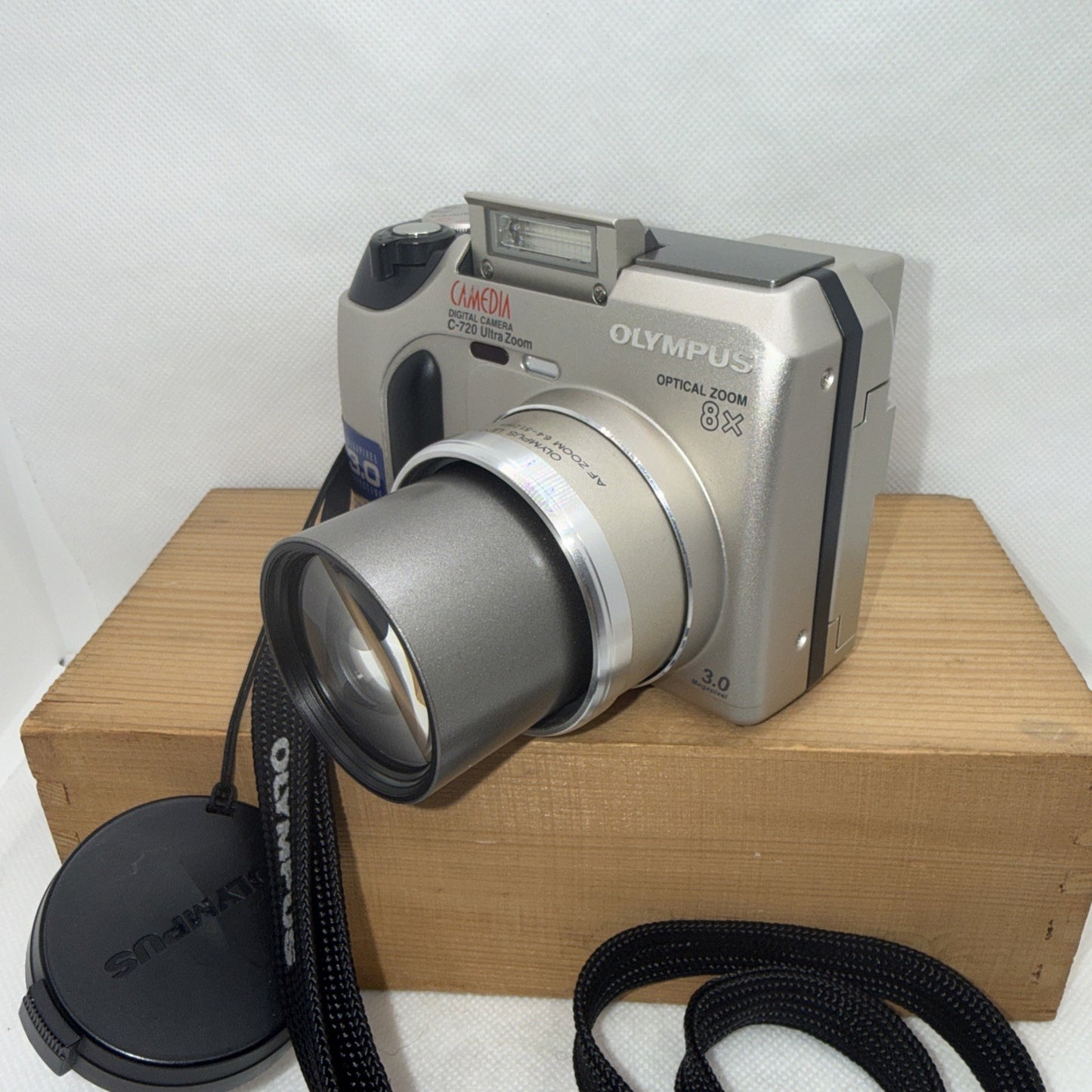 Olympus Digital Camera C-720 Ultra Zoom 3.0MP Tested Plus Memory Card Retro