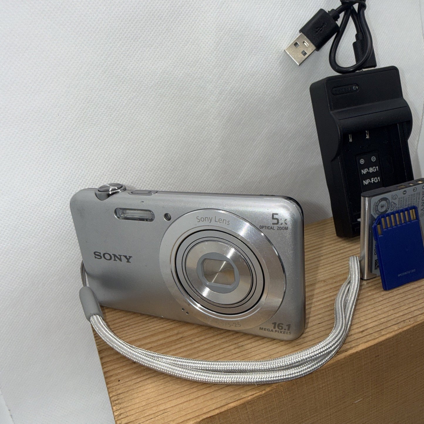 Sony Cybershot DSC-W710 16.1MP Digital Camera Working + Charger Battery 32GB