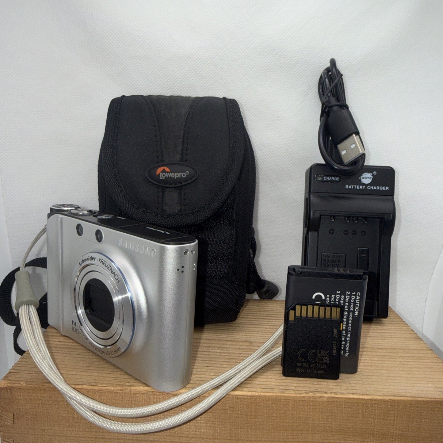Samsung NV100 HD 14.7MP Digital Camera Touchscreen Tested + Accessories Retro