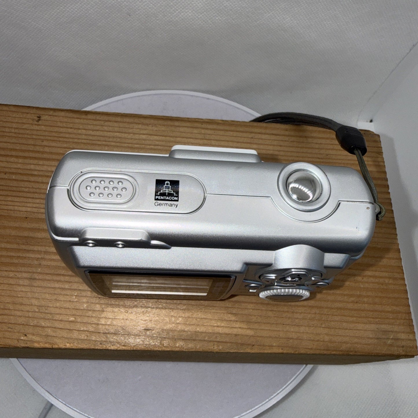 Praktica DCZ 6 VR Digital camera - 6.0MP + 1GB SD Card Takes AA Batteries Y2K