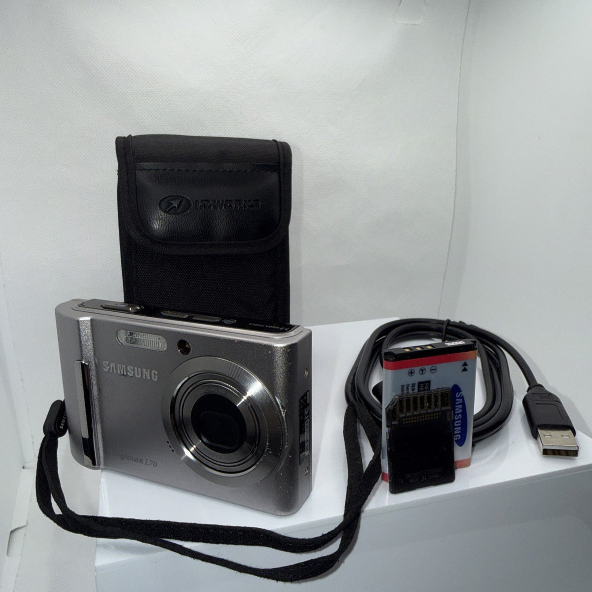 Samsung Digimax L70 7.2MP Digital Camera Tested + Charger Battery 2GB SD Case