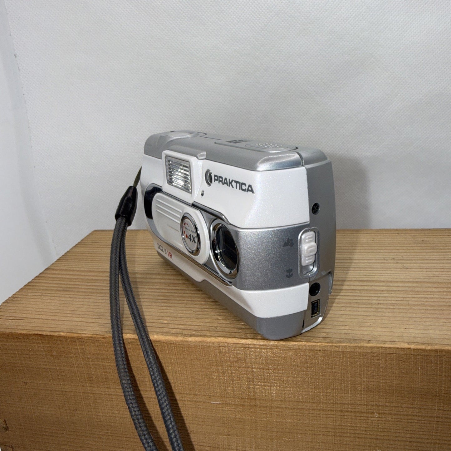 Praktica DCZ 6 VR Digital camera - 6.0MP + 1GB SD Card Takes AA Batteries Y2K