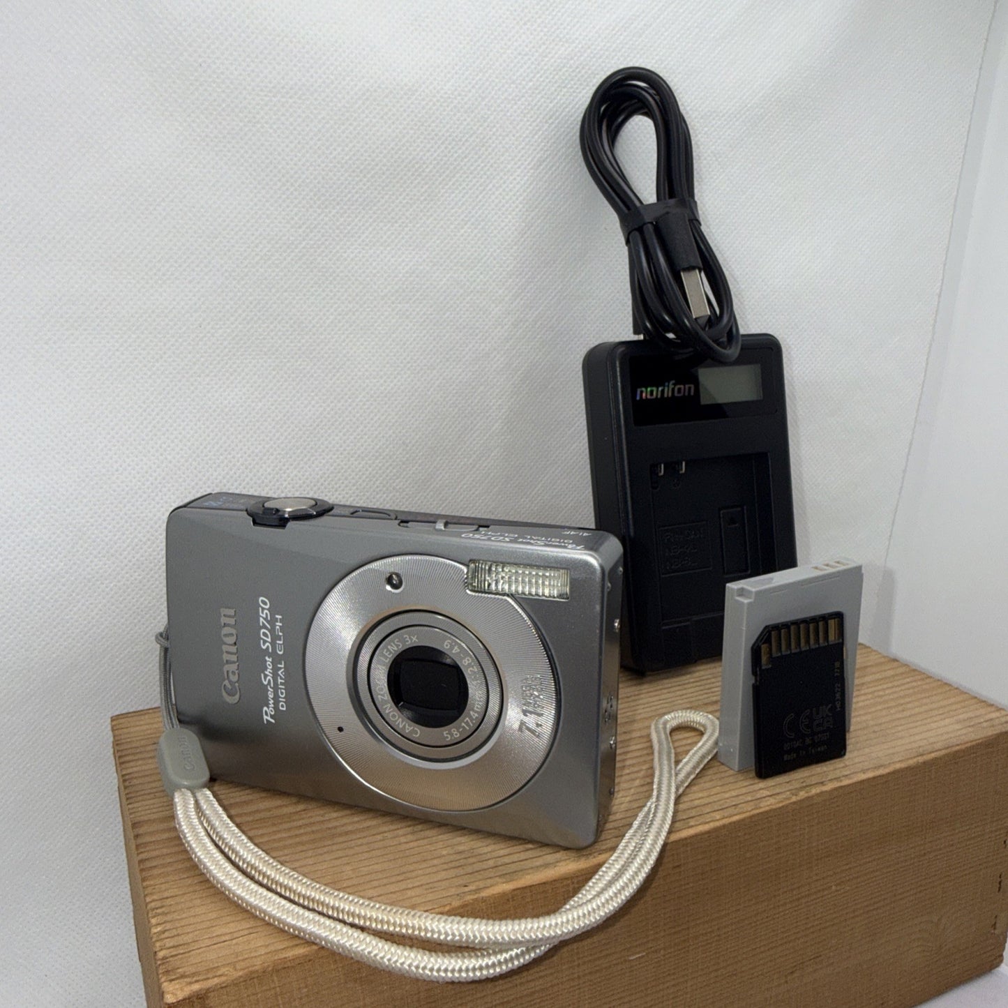 Canon IXUS 75 / SD 750 7.1 MP Digital Camera Tested *Minor screen issue Bundle