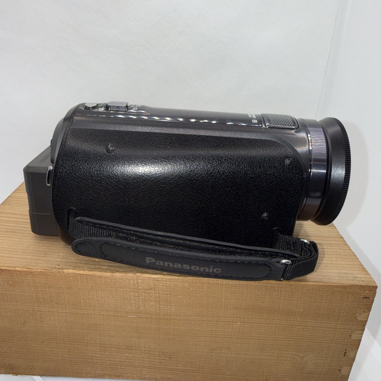Panasonic HDC-SD200 12x Optical Zoom Full HD Camcorder + Charger Battery SD Case