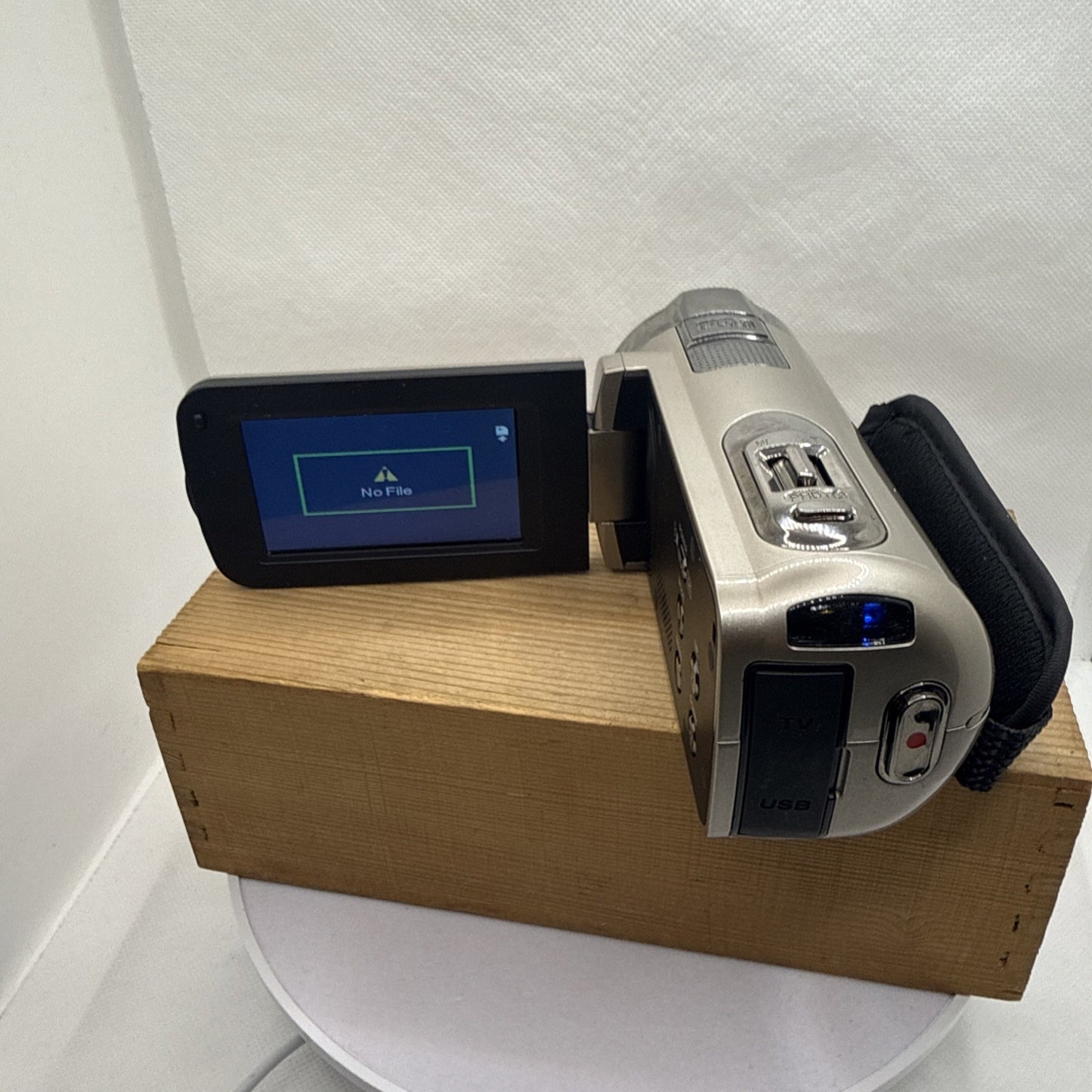 1080P HD Video Camera 24MP Tested Working Plus Charger Battery 4GB SD Card