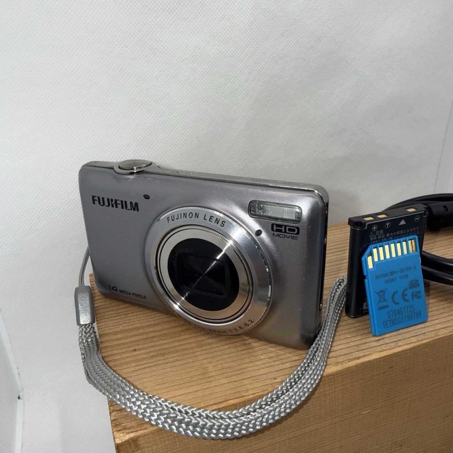 Fujifilm JX370 Digital Camera 14MP Tested Working + Charger Battery 4GB SD Card