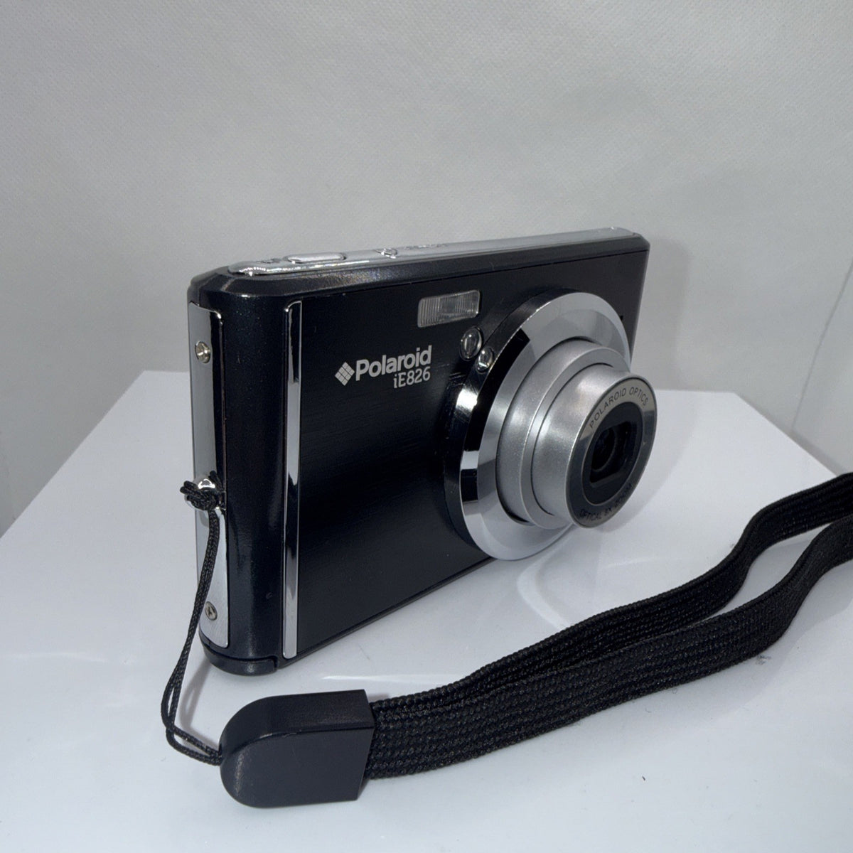 Polaroid Digital Camera iE826 18.1MP Tested + Charger Battery Case 4GB SD