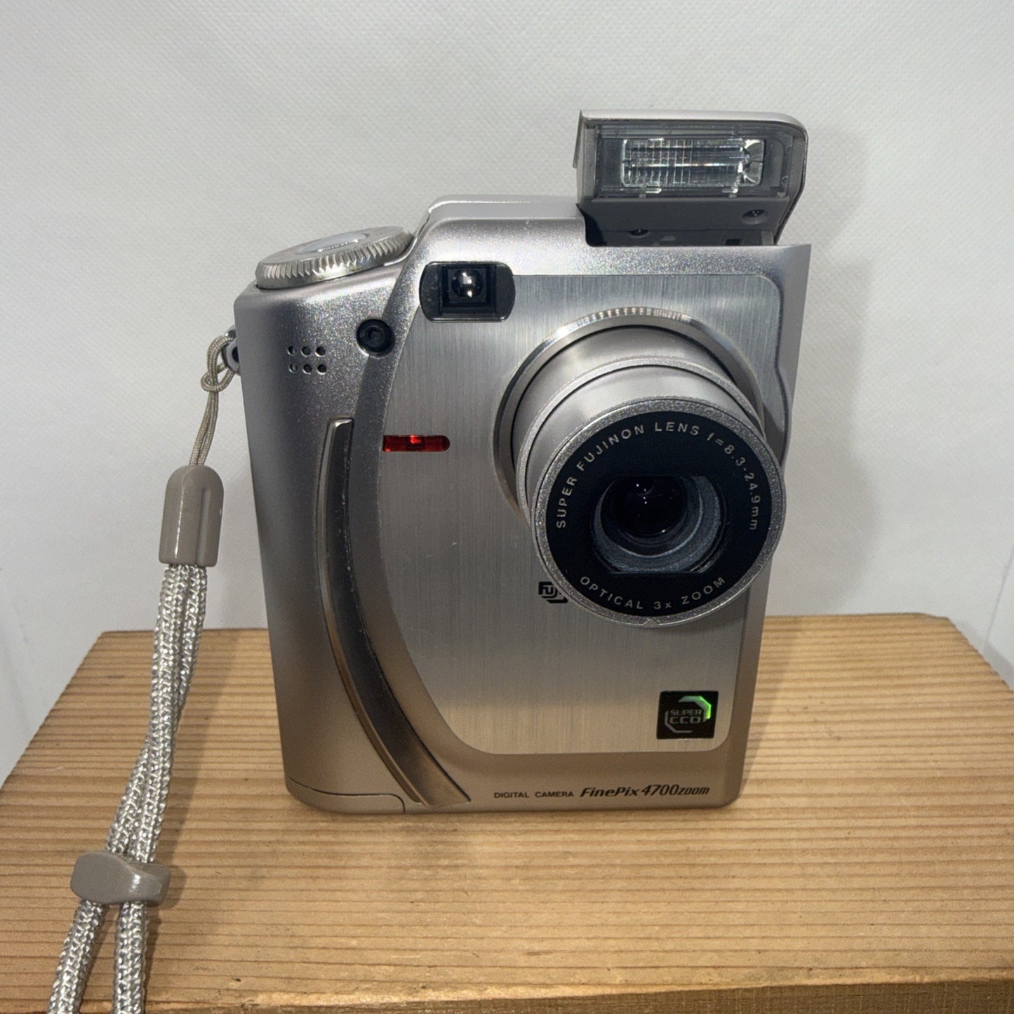 Fujifilm FinePix 4700 Zoom Digital Camera 2.4MP Tested + Accessories Retro