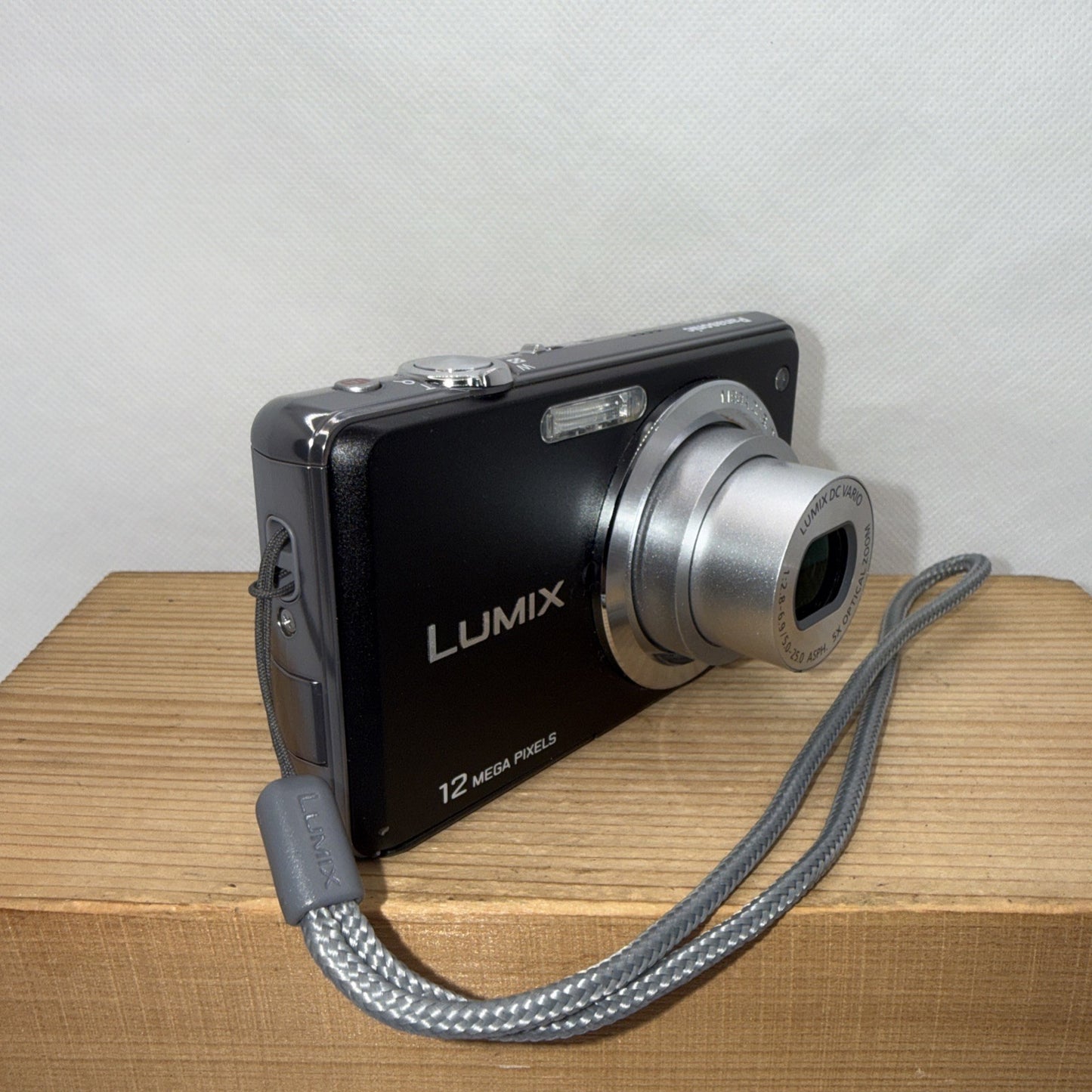 Panasonic Lumix DMC-FS9 12.1MP Digital Camera Tested + Charger Battery 4GB SD