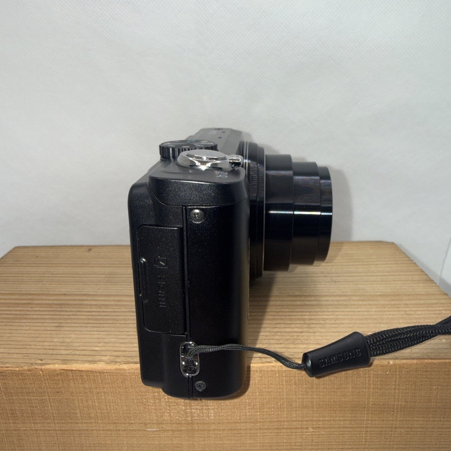 Samsung WB700 14.2MP Digital Camera Tested Working + Charger Battery 4GB SD