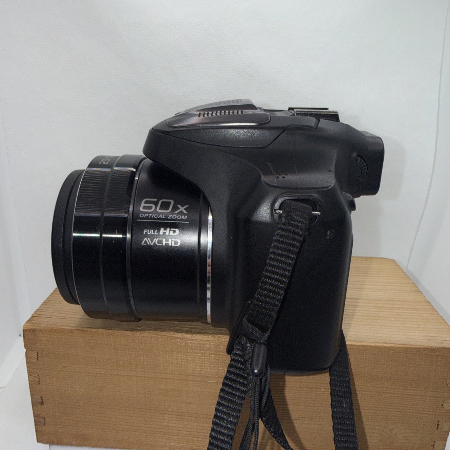 Panasonic Lumix DMC-FZ72 16.1MP Digital Bridge Camera *Minor Lens Issue - Tested