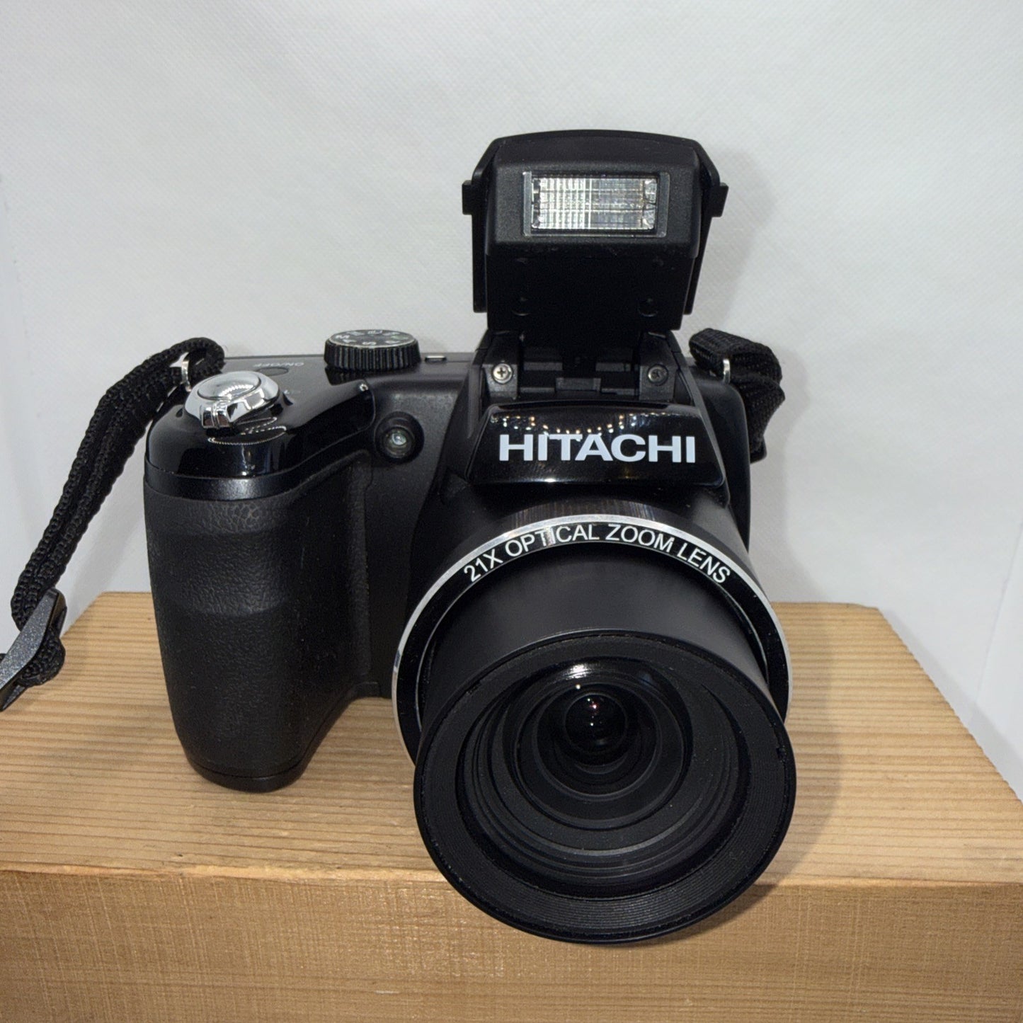 Hitachi HBC161E Digital Bridge Camera 21 x Zoom Tested Working Plus 4GB SD Card